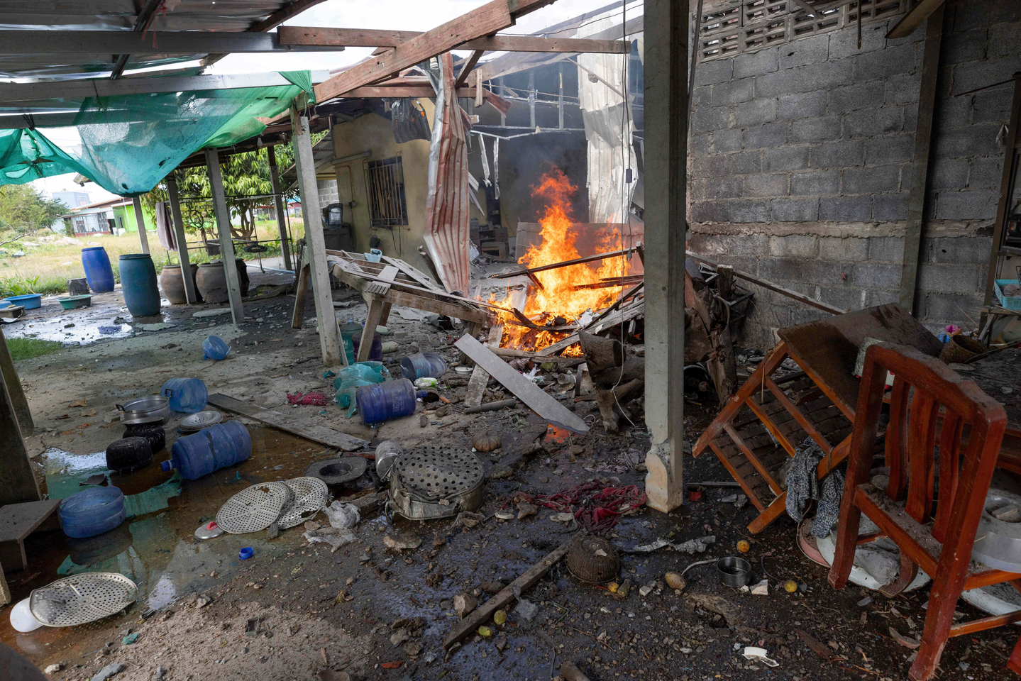 Flame rises from a house which, Thai local security forces say, was damaged by a Cambodian artillery strike in Surin province, Thailand on Dec. 11. [AP/YONHAP] 