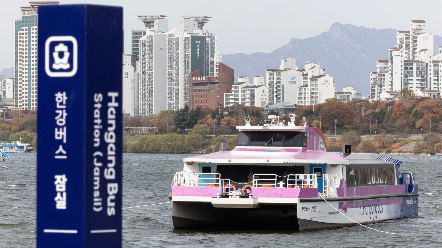 A Hangang Bus ferry is seen near the Jamsil pier in Songpa District, southern Seoul, on Nov. 17. [NEWS1] 