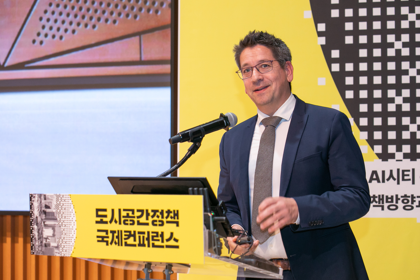 Peter Vangsbo, a climate and sustainability services director from engineering firm ARUP Denmark, gives a lecture at the “AI and the Great Transformation of Urban Planning” conference held at City Hall in central Seoul on Dec. 11. [SEOUL METROPOLITAN GOVERNMENT]
