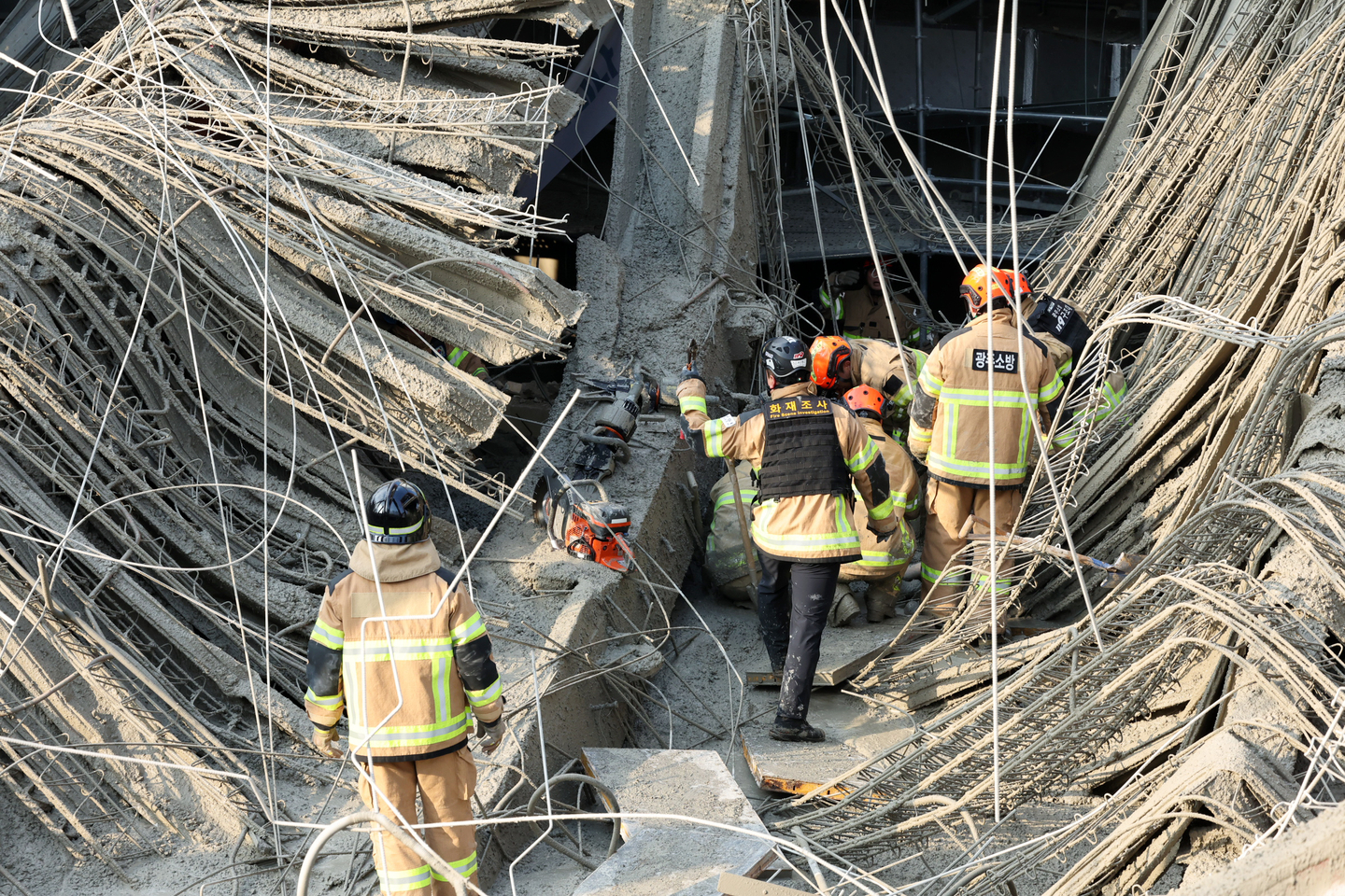 Officials work to locate possible survivors at the collapsed construction site of the City Main Library Gwangju in Gwangju on Dec. 11, 2025. [YONHAP]