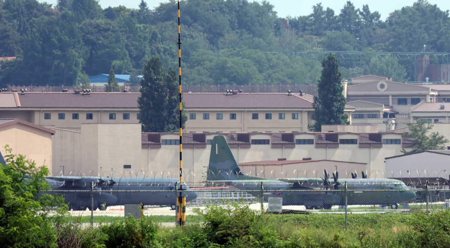 C-130 transport planes are seen parked at the Osan Air Base of the U.S. Forces Korea in Pyeongtaek, Gyeonggi, on Aug. 25 [NEWS1] 
