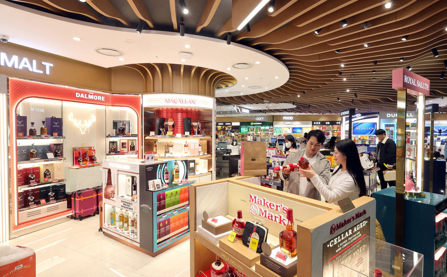 A duty-free zone at Incheon Airport Terminal 2 [KANG JUNG-HYUN] 