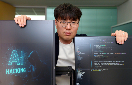 Yun In-su, professor at KAIST, poses during an interview with the JoongAng Sunday at the university in Daejeon on Nov. 25. [JOONGANG ILBO]