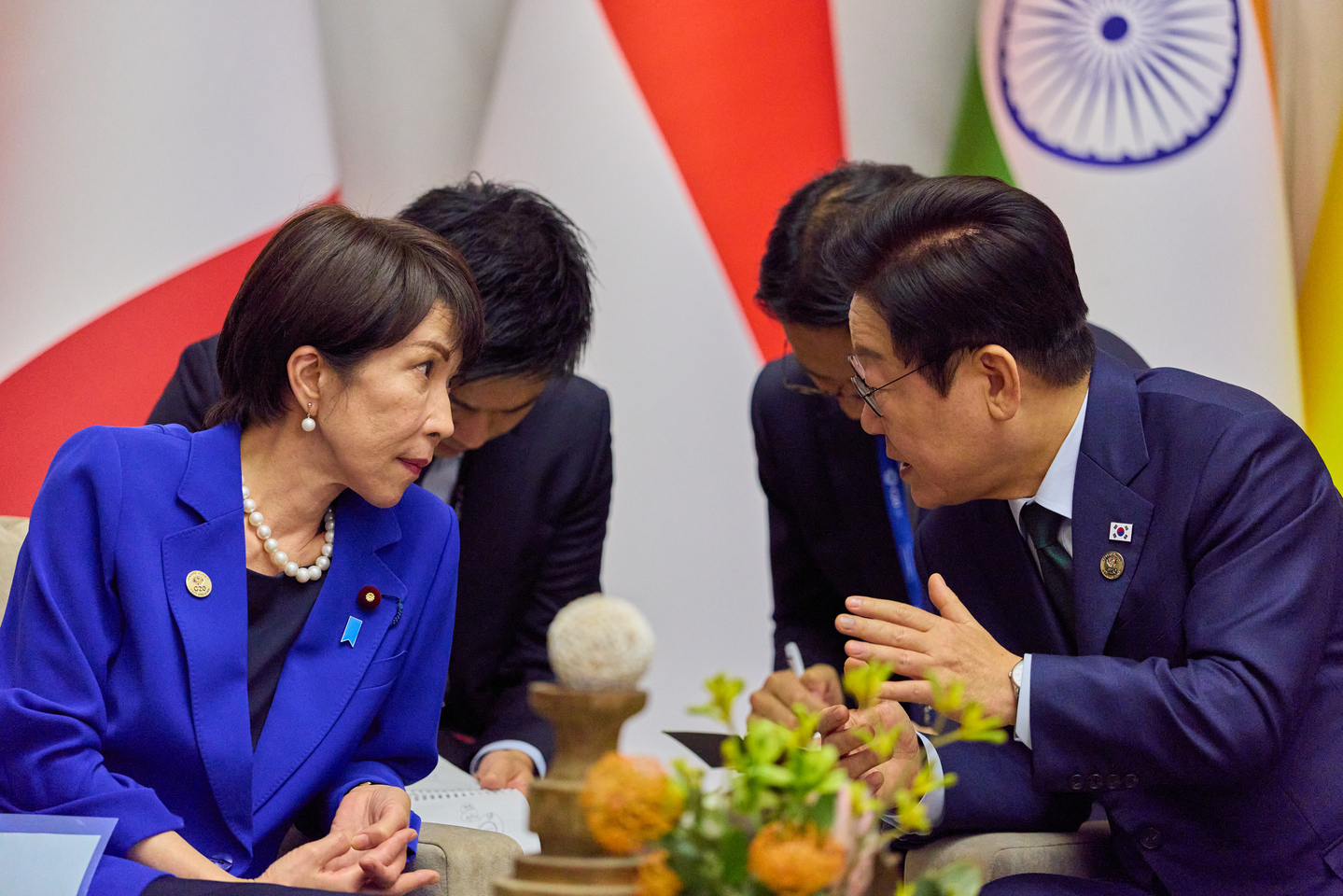 Korean President Lee Jae Myung, right, speaks with Japanese Prime Minister Sanae Takaichi on Nov. 23 at the Johannesburg Expo Centre in South Africa on the sidelines of the Group of 20 (G20) summit. [JOINT PRESS CORPS]