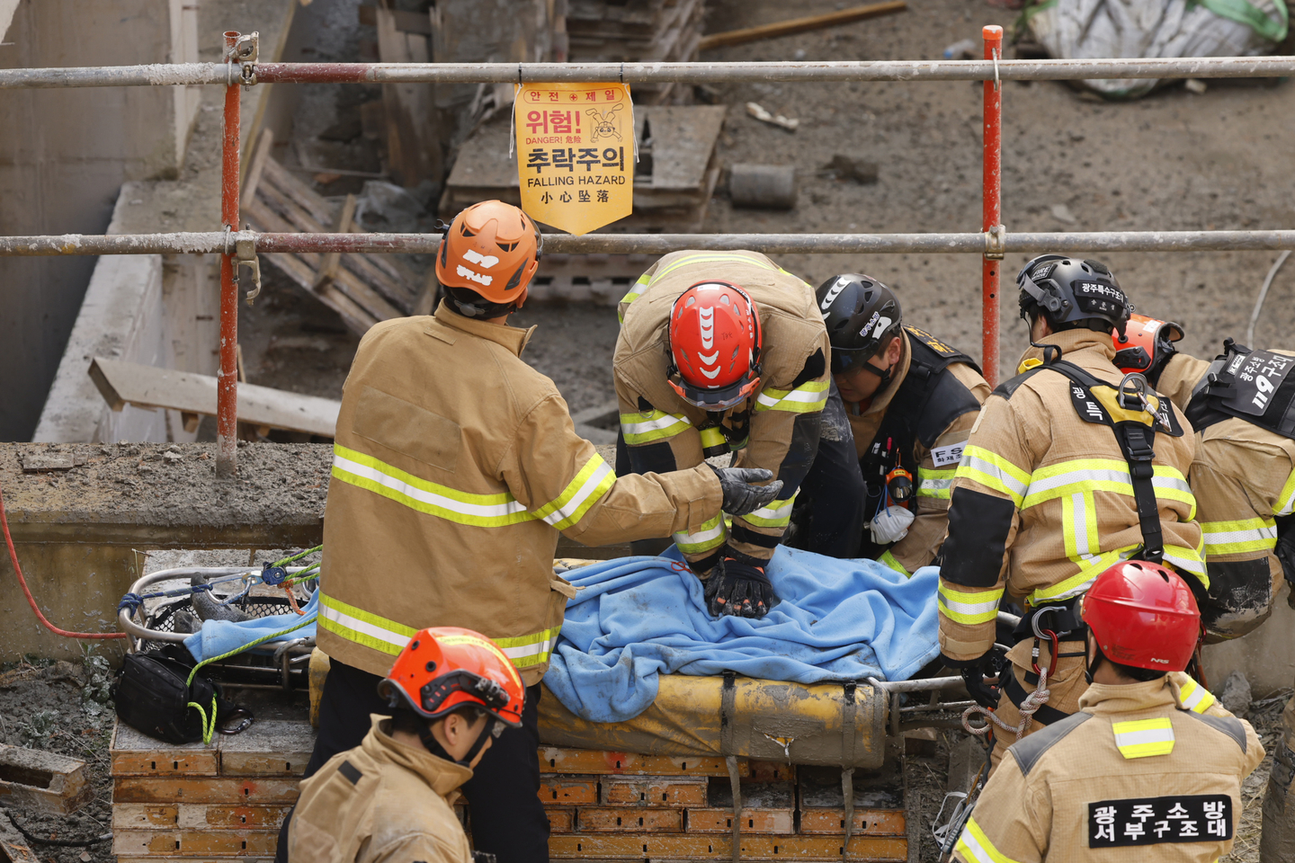 Police officials work to locate possible survivors at the collapsed construction site of the City Main Library Gwangju in Gwangju on Dec. 11, 2025. [NEWS1]
