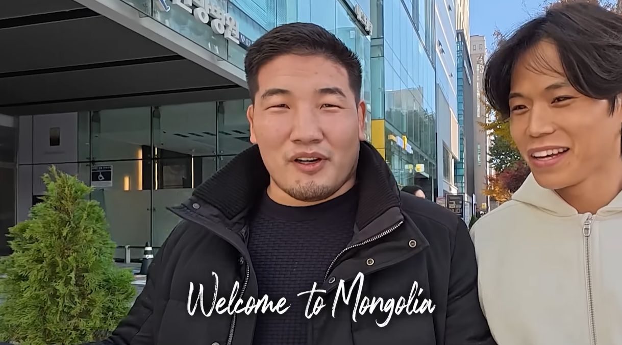 Team Mongolia’s leader, Orkhonbayar Bayarsaikhan from Netflix's ″Physical: Asia,″ left, appears on Team Korea's Amotti's YouTube channel, posted on Nov. 20. [SCREEN CAPTURE]