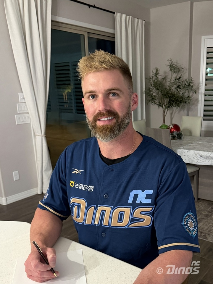 NC Dinos first baseman Matt Davidson signs a contract with the KBO club in this photo provided by the Dinos on Dec. 11. [NC DINOS]