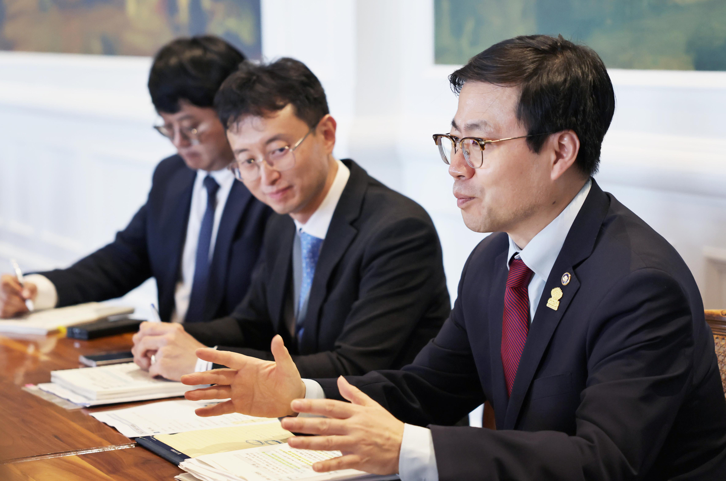 Trade Minister Yeo Han-koo, right, speaks at a meeting with his Canadian counterpart, Maninder Sidhu, at the Republic of South Africa on Oct. 11, in this photo provided by Yeo's office. [MINISTRY OF TRADE, INDUSTRY AND RESOURCES] 
