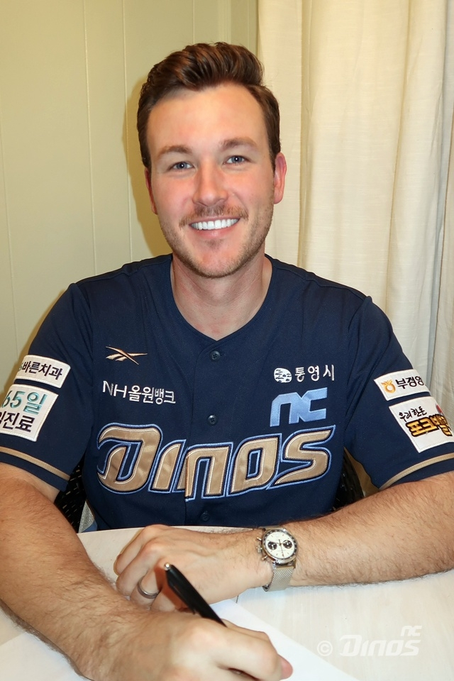 NC Dinos pitcher Riley Thompson signs a contract with the KBO club in this photo provided by the Dinos on Dec. 11. [NC DINOS]