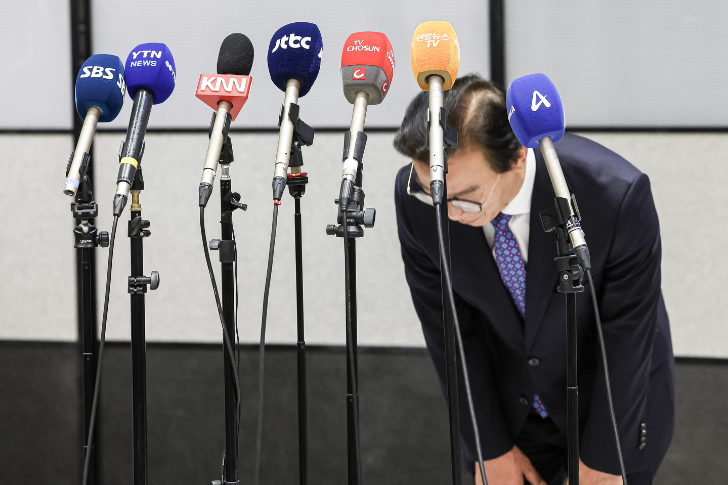 Minister of Oceans and Fisheries Chun Jae-soo bows after announcing his intent to resign from his post at Incheon International Airport on Dec. 11. [KIM KYUNG-ROK]