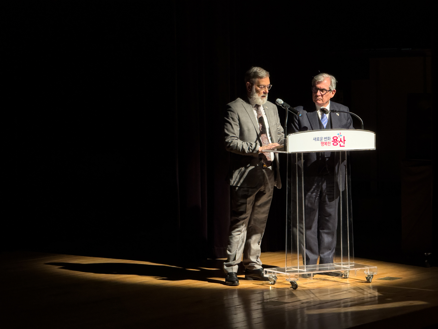 Uruguayan Ambassador to Korea Pablo Scheiner, left, and Argentine Ambassador Dario Cesar Celaya Alvarez deliver the opening remarks for a ceremony to mark Tango Day at the Art Hall of Yongsan District Office in central Seoul on Dec. 11. [MICHAEL LEE]