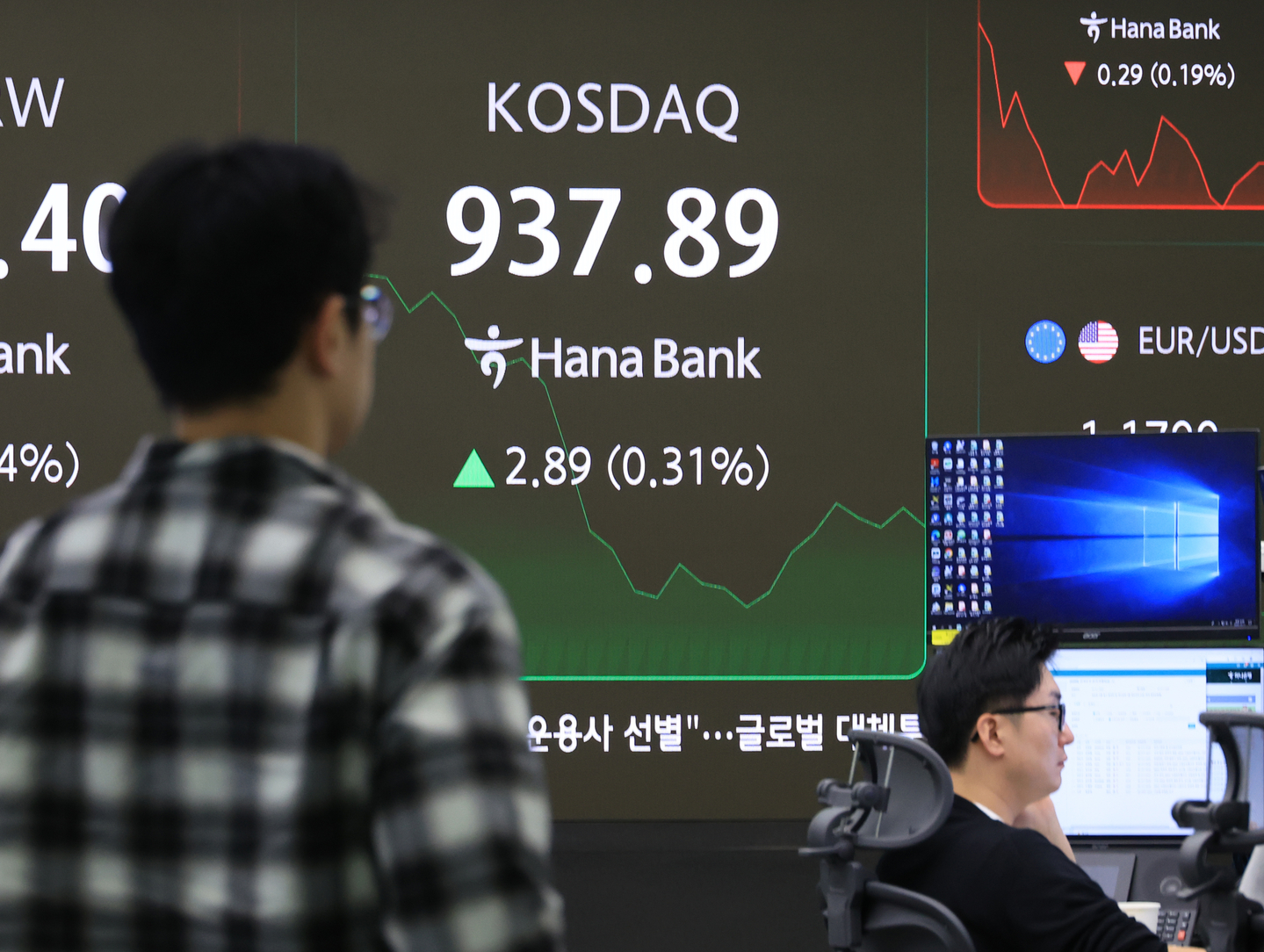  A screen in Hana Bank's trading room in central Seoul shows the Kospi opening on Dec. 11. [YONHAP]
