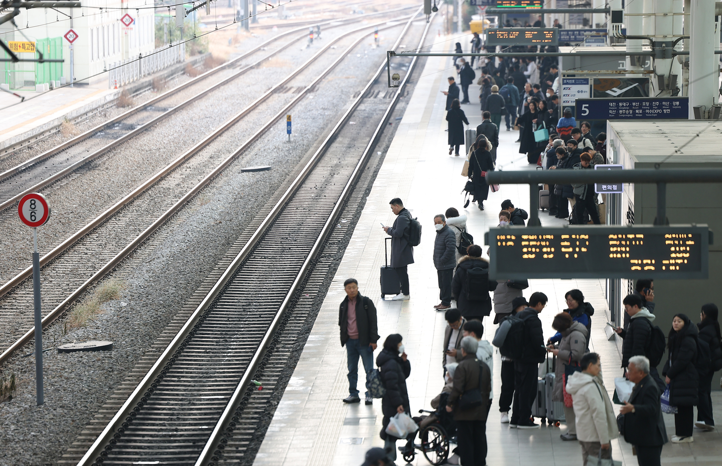 Customers wait for the train at Seoul Station in central Seoul on Dec. 10, a day ahead of the planned strike by the Korea Railroad Corporation (Korail) union. [YONHAP]