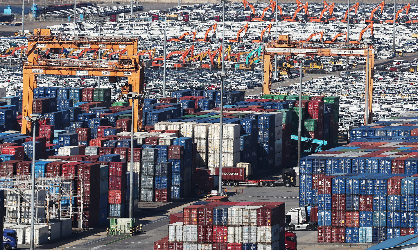 Containers are stacked at Pyeongtaek Port in Pyeongtaek, Gyeonggi on Nov. 14. [YONHAP]