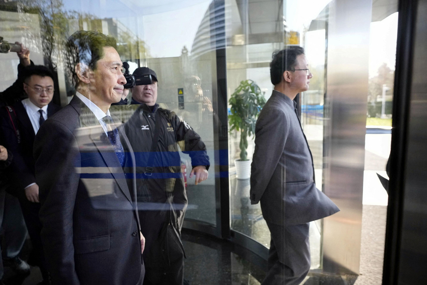 Masaaki Kanai, Director-General of the Japanese Foreign Ministry's Asian and Oceanian Affairs Bureau, stands next to Liu Jinsong, Director-General of the Chinese Foreign Ministry's Department of Asian Affairs, on the day of their meeting in Beijing, China November 18, [REUTERS/YONHAP]
