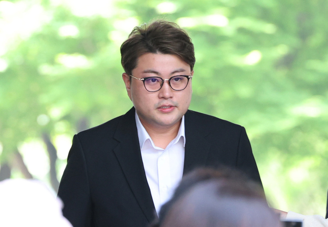 Singer Kim Ho-joong is seen in front of the Seoul Central District Court in Seocho District, southern Seoul, on May 24. [NEWS1]