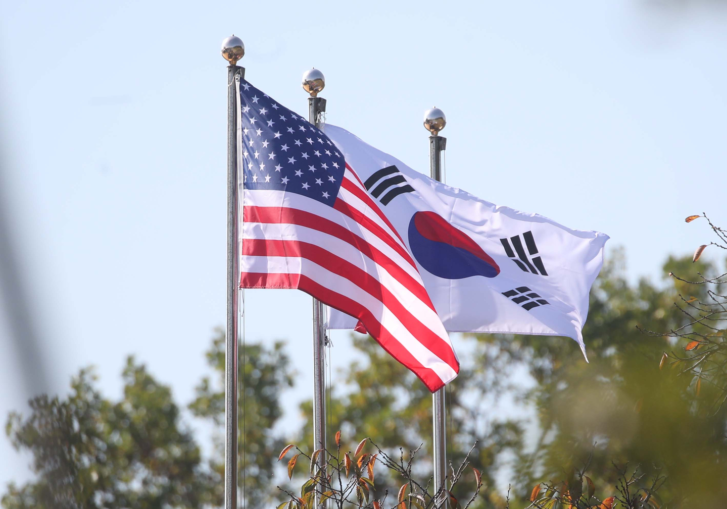 The Korean flag and the U.S. flag are seen hanging at the Gyeongju National Museum in Gyeongju, North Gyeongsang, on Oct. 29. [YONHAP]