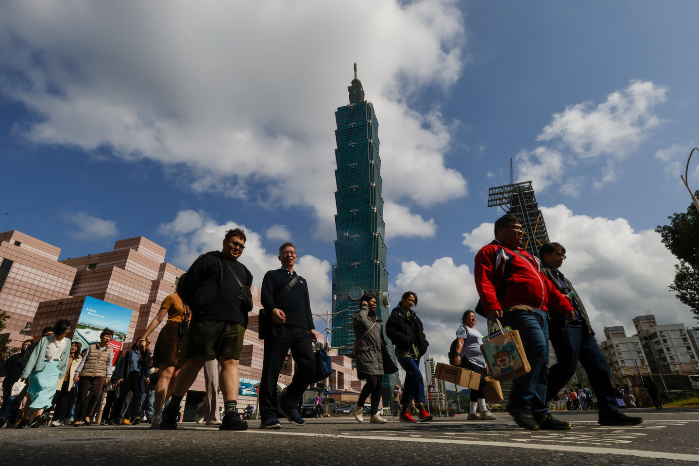 People walk past the Taipei 101 skyscraper building in Taipei, Taiwan, on Jan. 24. [EPA/YONHAP]