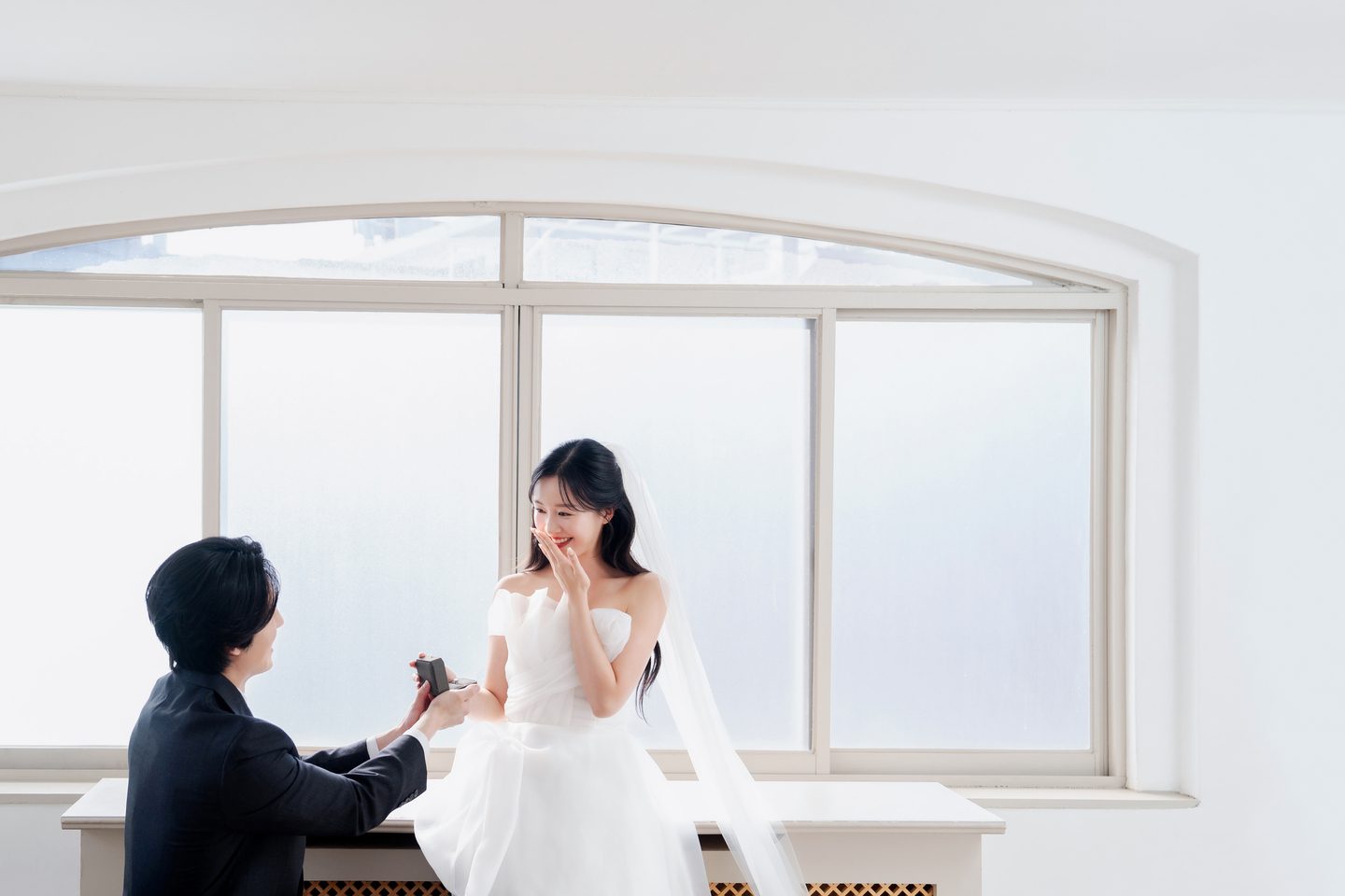 A scene captured during a typical Korean pre-wedding photo shoot. The engagement ring is usually present in such photos. [GETTY IMAGES]