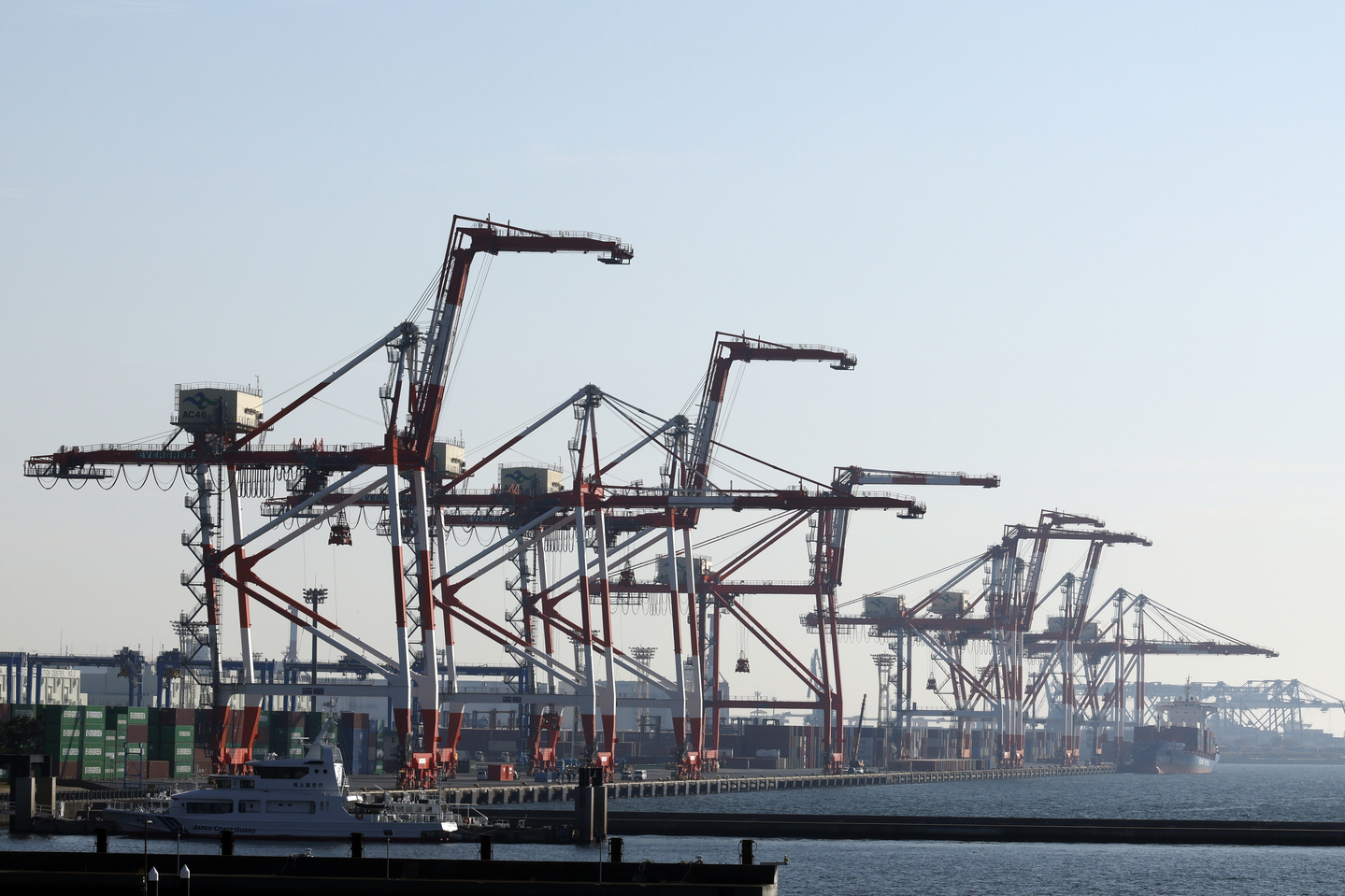 A container ship berths at a port in Tokyo, Japan, on Dec. 8. On Dec. 8, Japan's Cabinet Office announced that the country's revised GDP figures for the July to September period showed an annualized drop of 2.3 percent. [EPA/YONHAP]