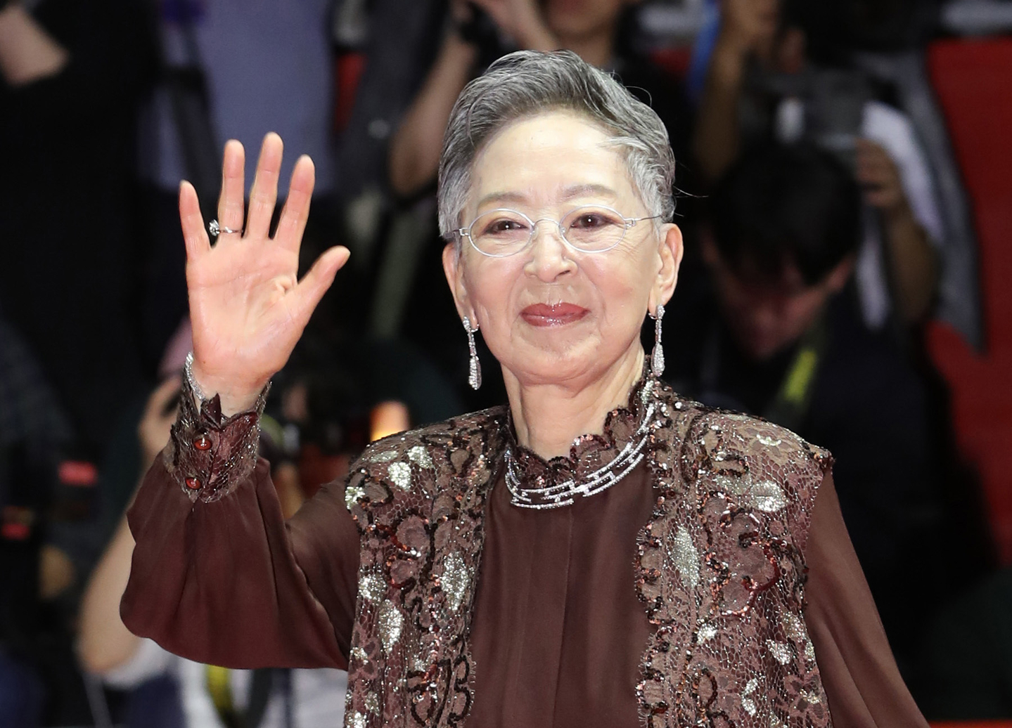 Late actor Kim Ji-mee, born Kim Myeong-ja, greets the audience at the opening ceremony of the 24th Busan International Film Festival in October 2019. [NEWS1]