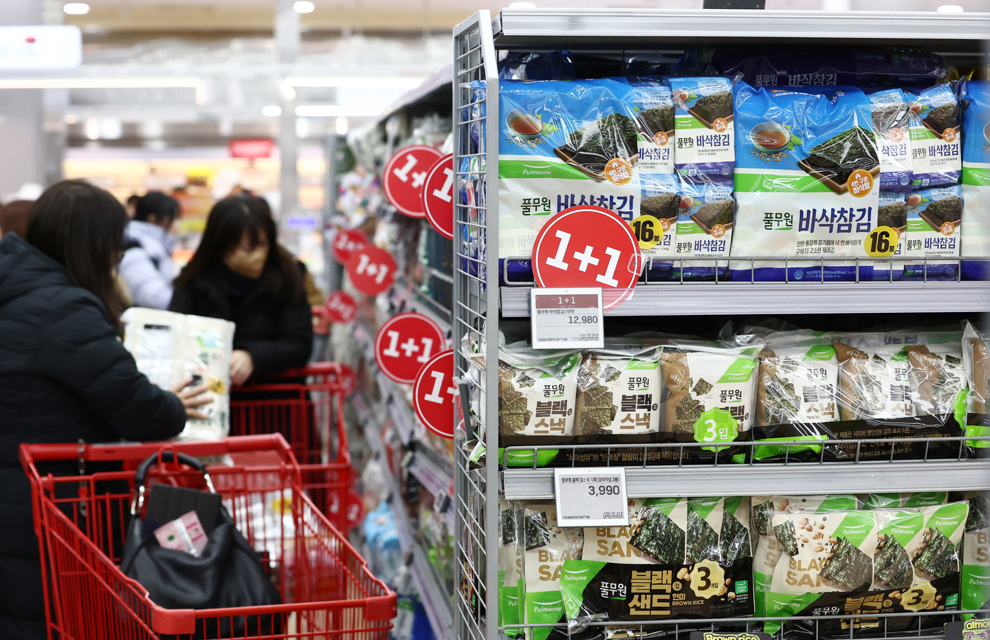 Seaweed products are on display at a supermarket in Seoul on Dec. 14. [NEWS1]