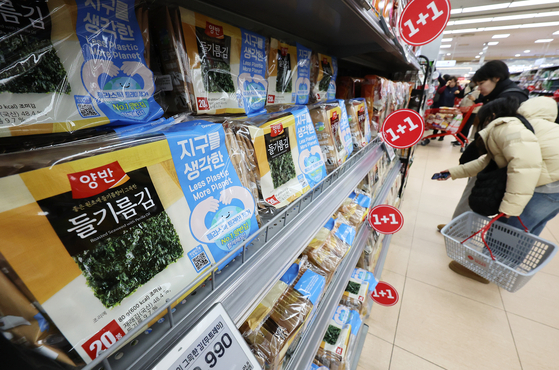 Packages of seasoned gim, or dried seaweed, are displayed at a supermarket in Seoul on Dec. 14. Korea's Ministry of Oceans and Fisheries said a White House fact sheet on reciprocal tariffs released last month lists seasoned gim as the only seafood item granted duty-free status. [YONHAP]