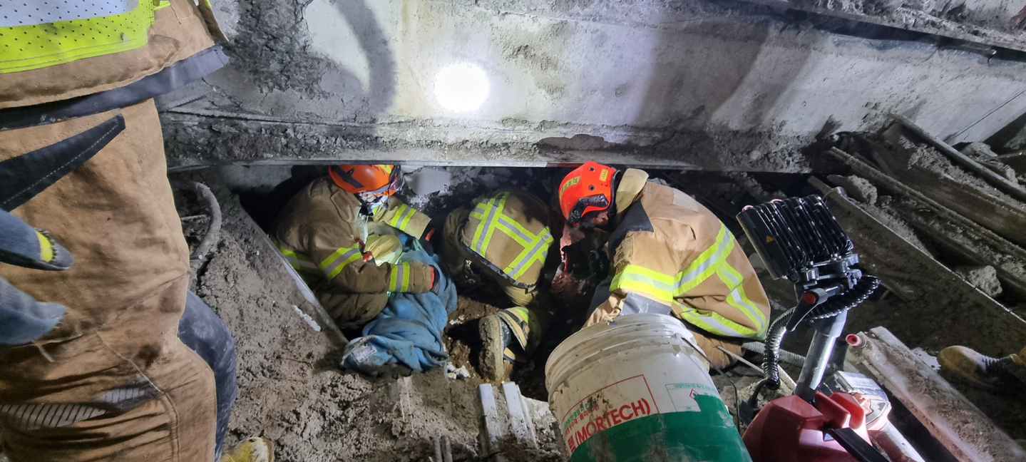 Firefighters work to locate possible survivors at the collapsed construction site of the City Main Library Gwangju in Gwangju on Dec. 11. [NATIONAL FIRE AGENCY]