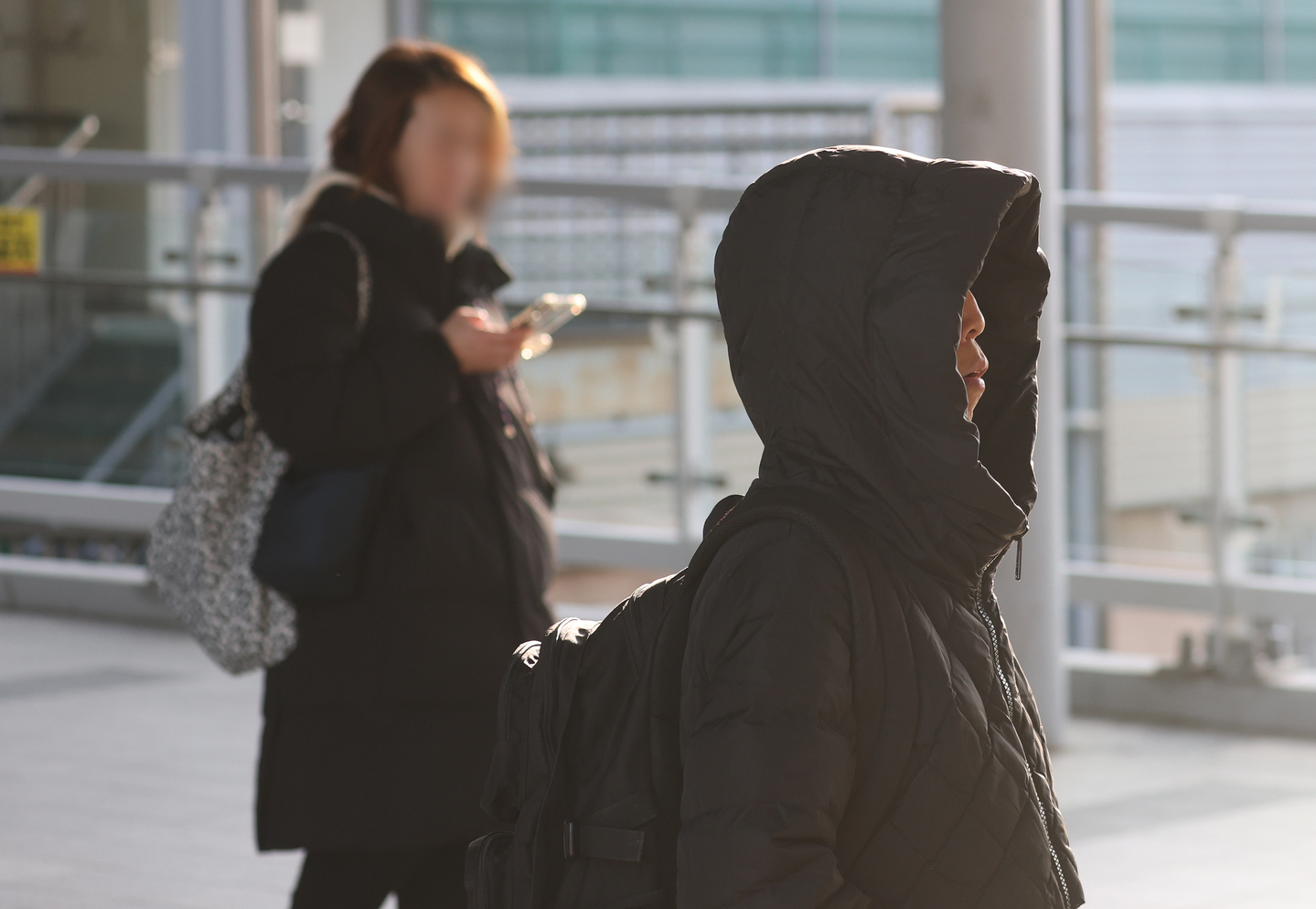 People in thick winter coats cross a street in Suwon, Gyeonggi, on Dec. 2. [NEWS1]