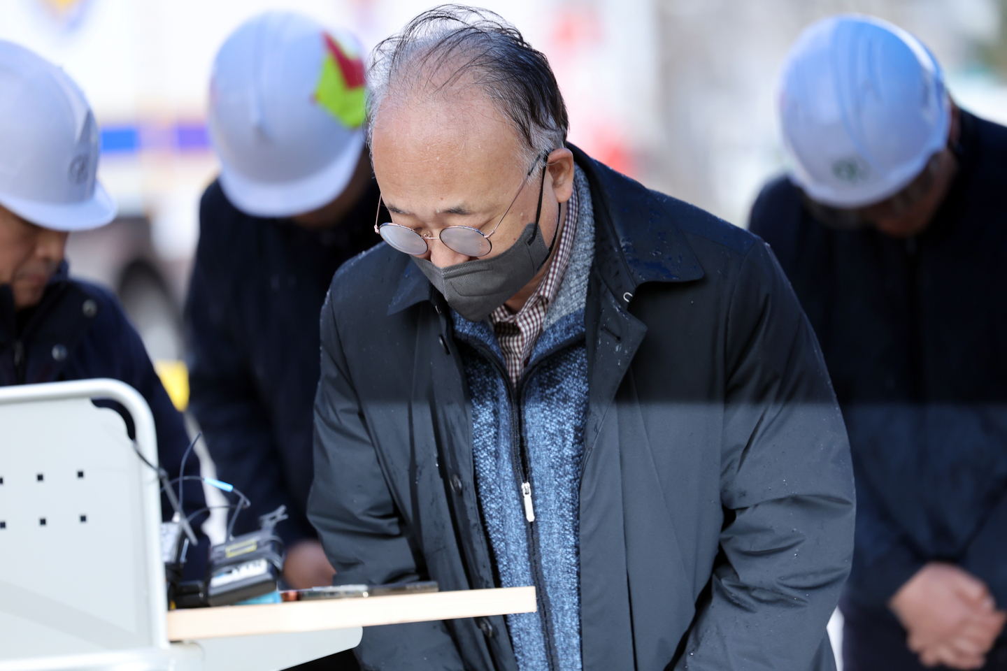 Kim Chan-sik, the CEO of Kuil Construction, bows in an apology for a recent fatal accident at a construction site held in Chipyeong-dong, Seo District, Gwangju, on Dec. 13. [YONHAP]