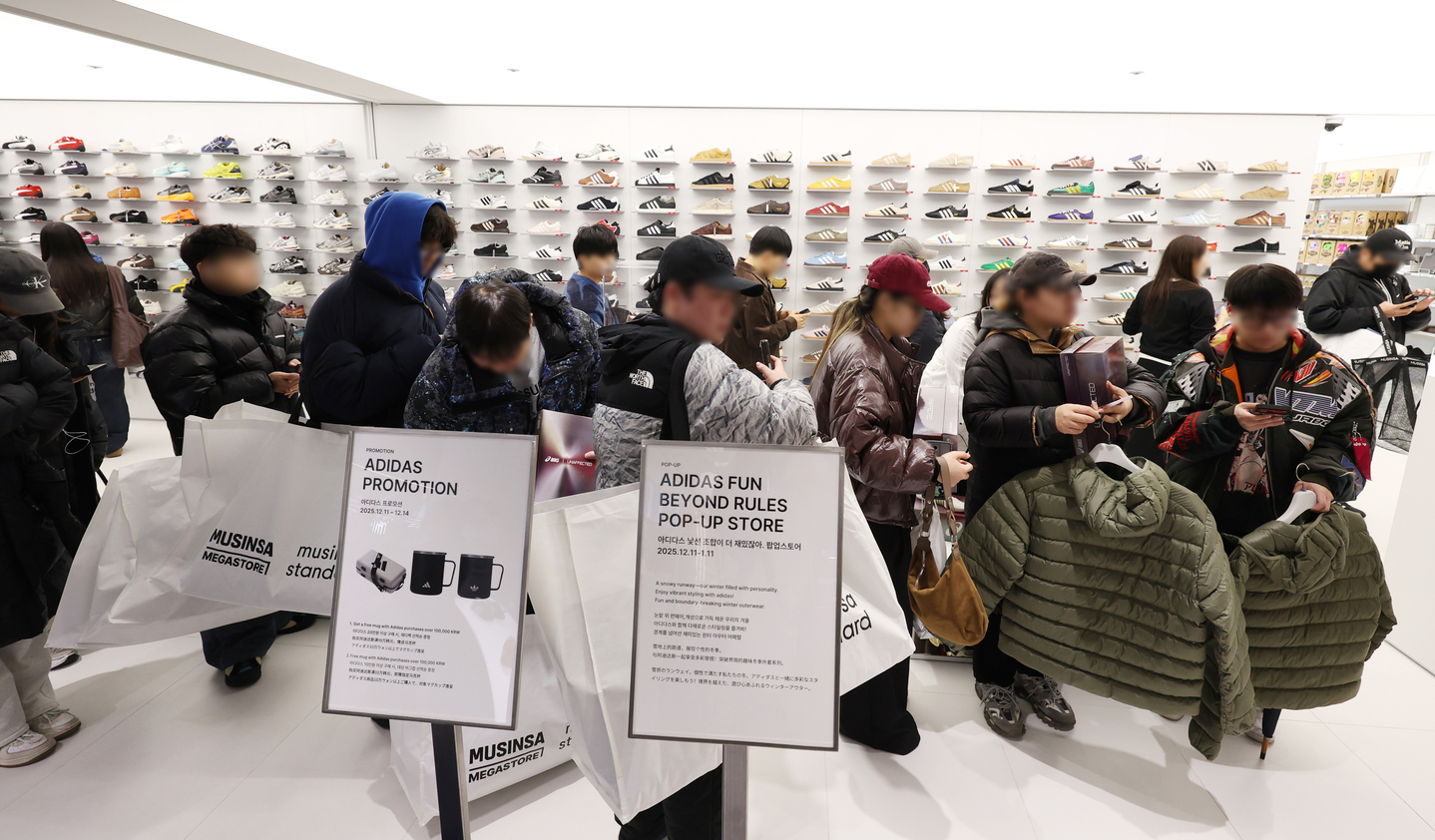 Shoppers line up to purchase merchandise at the “Musinsa Megastore Yongsan” at I’Park Mall in Yongsan District, central Seoul on Dec. 11. [YONHAP] 