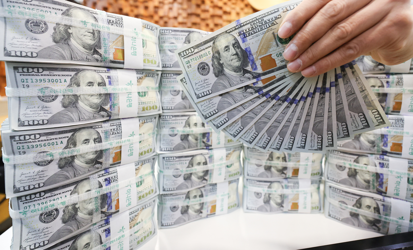 An employee sorts dollar bills at Hana Bank’s counterfeit response center in central Seoul on Nov. 26. [NEWS1] 