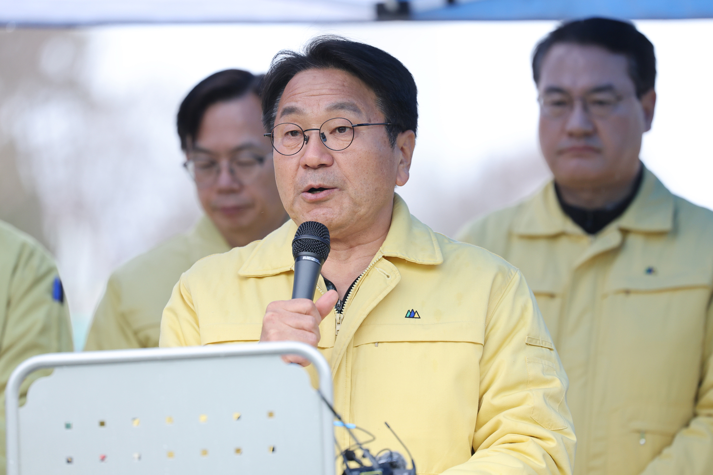 Gwangju Mayor Kang Gi-jung speaks at a press briefing on a fatal accident at a construction site held in Chipyeong-dong, Seo District, Gwangju, on Dec. 13. [YONHAP]