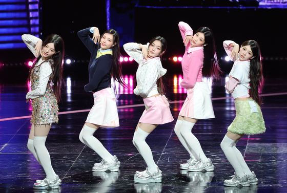 Girl group ILLIT performs at the 20th Seoul Drama Awards held at KBS Hall in Yeouido, western Seoul, on Oct. 2. [NEWS1]