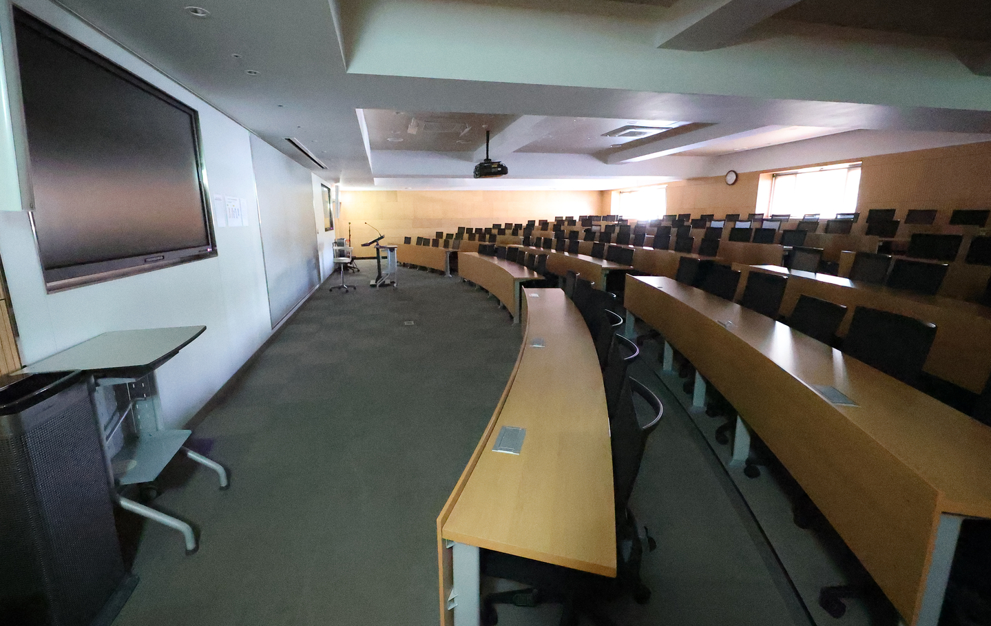 An empty lecture hall is seen at Korea University's campus in Seongbuk District, central Seoul, on March 31. [YONHAP]