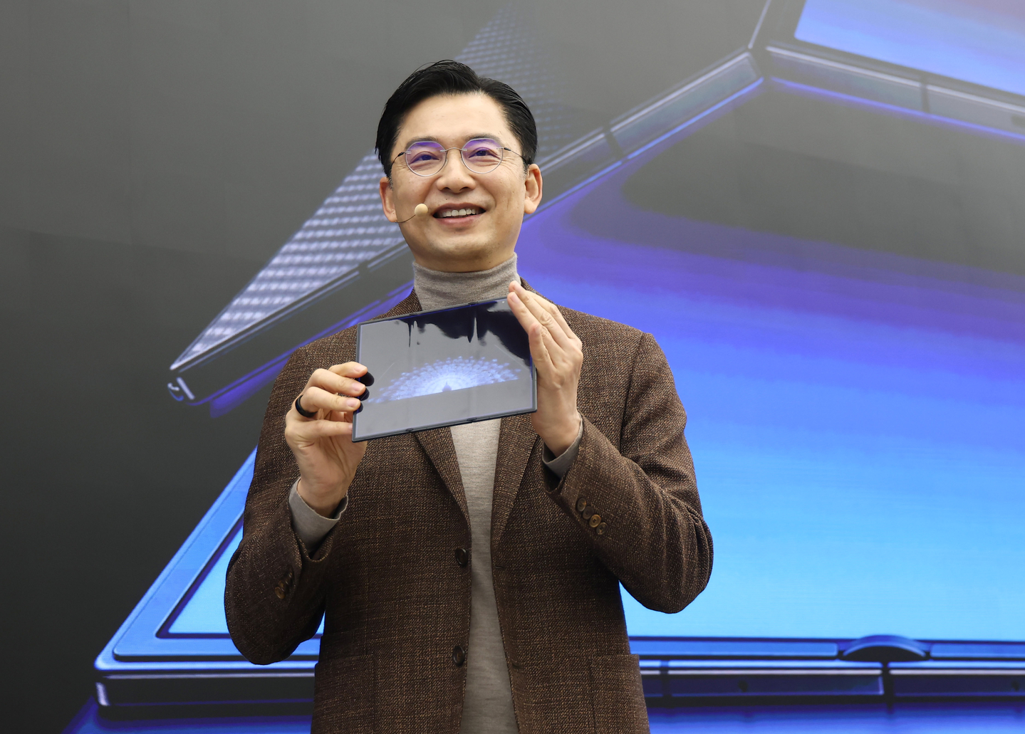 Lim Sung-taek, vice president of Samsung Electronics’ Korea division, holds a Samsung Galaxy Z TriFold smartphone duirng a media day event held at the Samsung Gangnam store in Seocho District, southern Seoul on Dec. 2. [YONHAP]