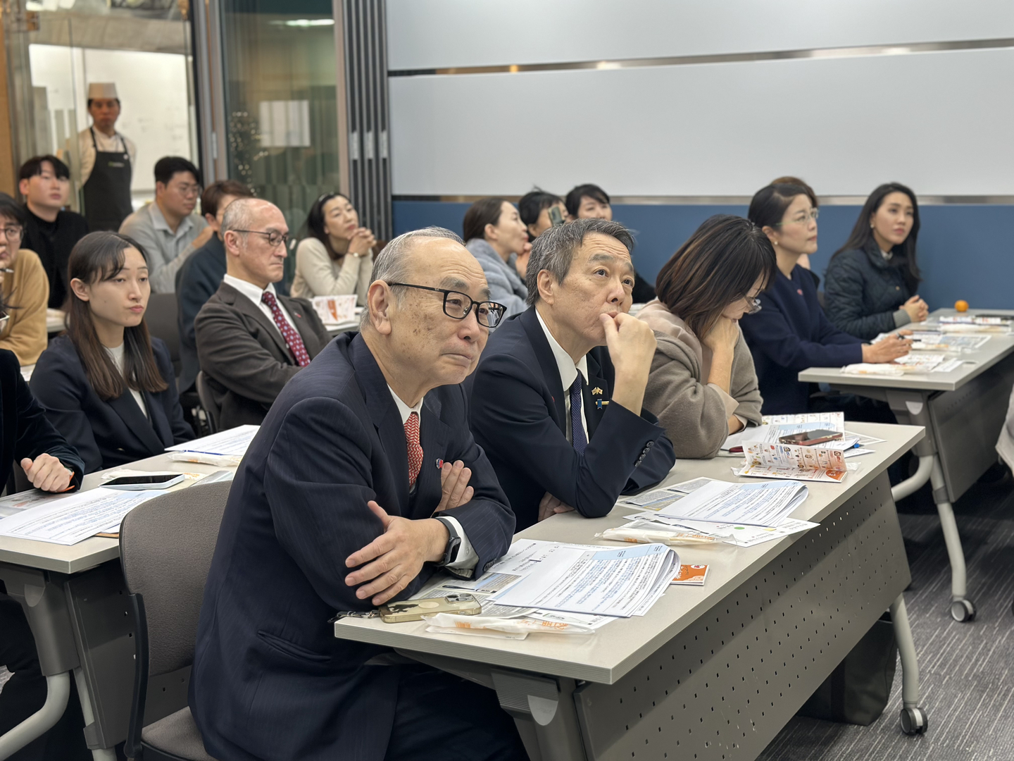 Japanese Ambassador to Korea Koichi Mizushima, fourth from right, listens to a cooking demonstration during a Korea-Japan home-style culinary event at the Nakamura Academy in Gangnam District, southern Seoul, on Dec. 15. [SEO JI-EUN]