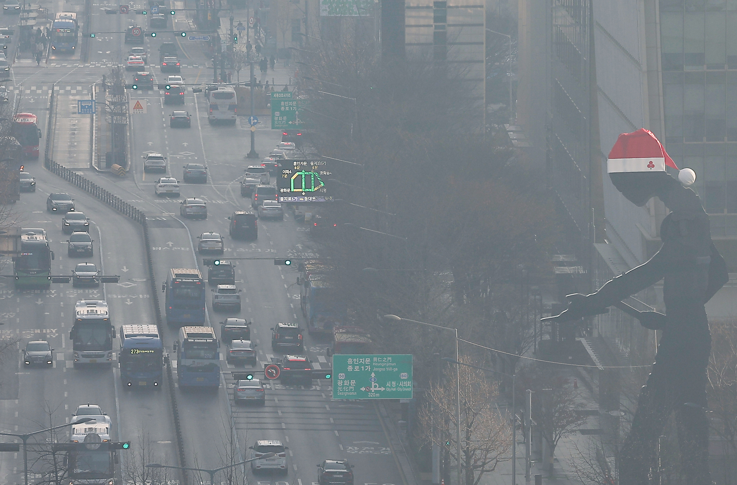 Fine dust pollution shrouds Seoul as seen from the Seoul Metropolitan Office of Education in Jongno District, central Seoul, on Dec. 7. [YONHAP]
