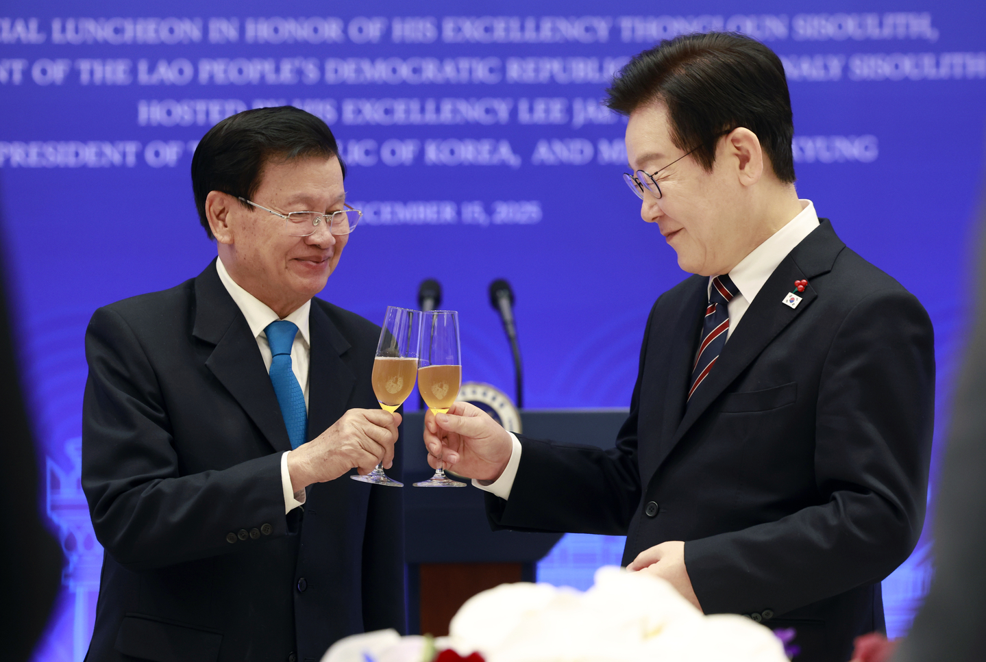 President Lee Jae Myung, right, and Laotian President Thongloun Sisoulith are seen during a luncheon at the presidential office in Yongsan, central Seoul, before a summit between the two leaders on Dec. 15. [JOINT PRESS CORPS] 
