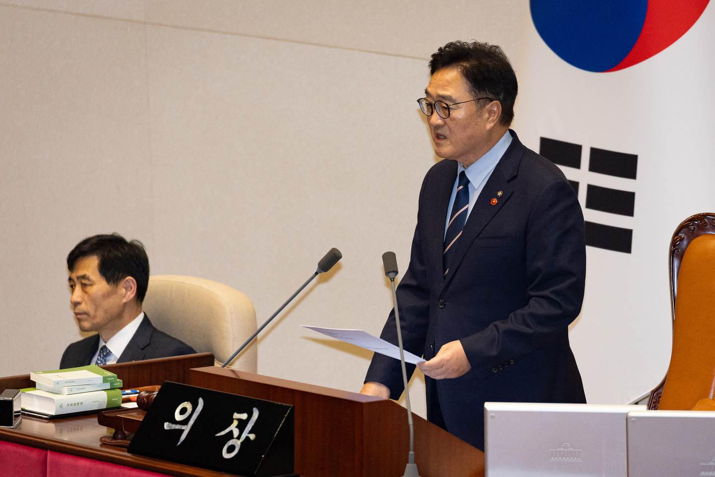 Woo Won-shik, speaker of the National Assembly, speaks about the four-day filibuster after the partial amendment to the Police Officers’ Duties Execution Act passes unanimously with 174 votes in favor out of 174 lawmakers present during the first plenary session of the 430th National Assembly at the National Assembly in Yeouido, western Seoul on Dec. 14. [NEWS1]