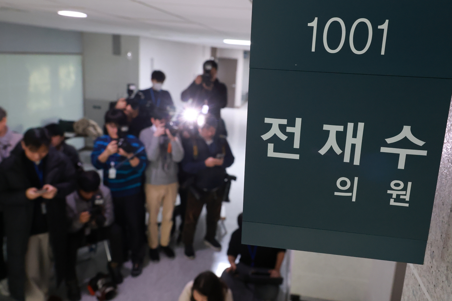 Reporters wait outside the National Assembly office of former Oceans Minister Chun Jae-soo on Dec. 15 as police launch their first forced investigation into allegations that political figures received money and valuables from the Unification Church. [YONHAP]