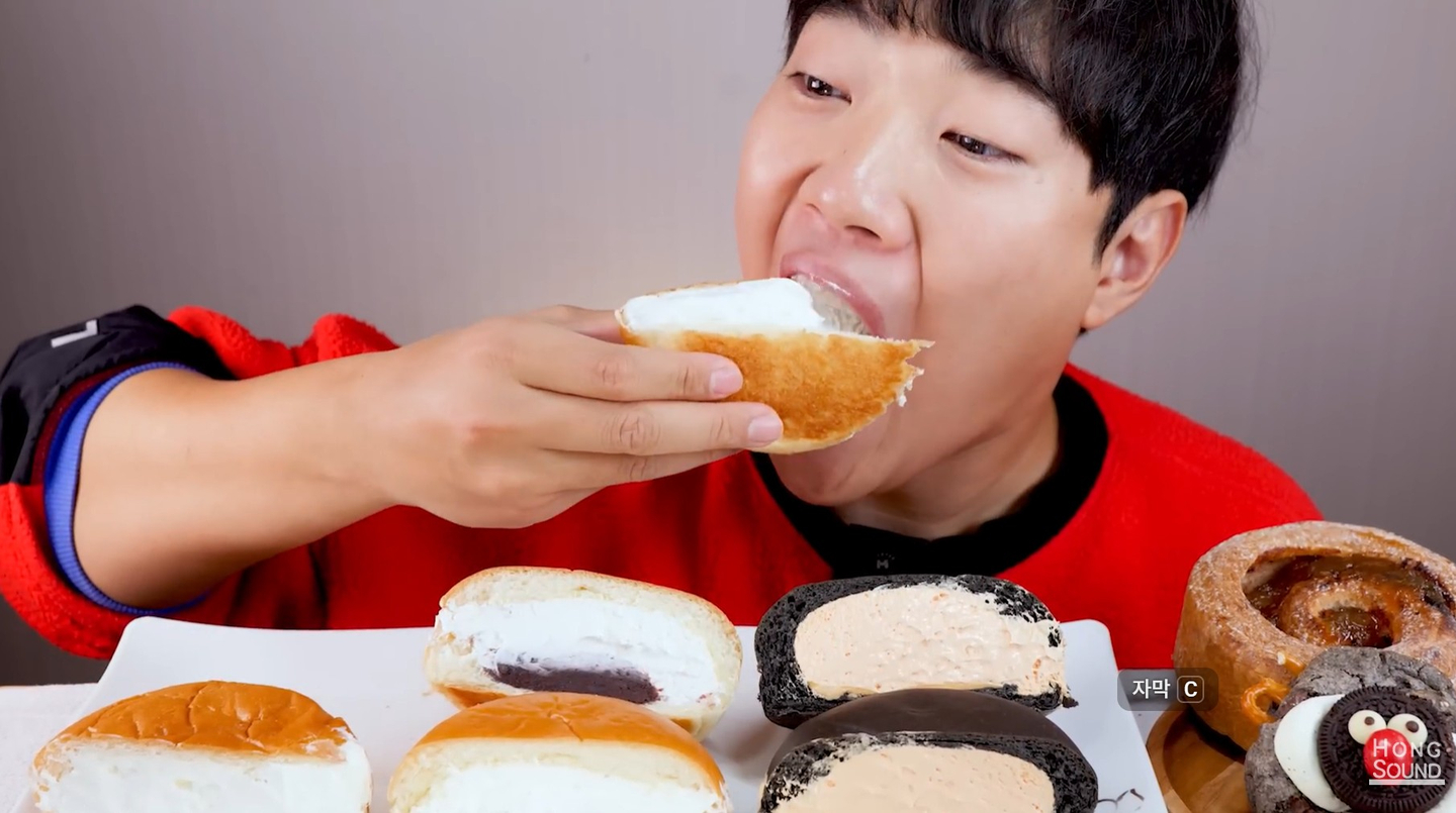 Mukbang videos on the viral Yonsei Cream Milk Bread were popular during 2022 and 2023. This picture shows Hong Sound, a YouTuber with over 1.85 million subscribers, eating one of the buns in his video. [SCREEN CAPTURE]