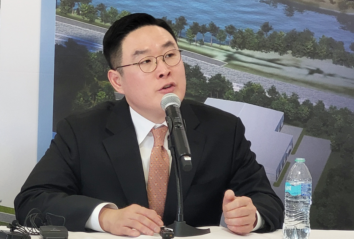 LS Cable & System CEO Koo Bon-kyu speaks during a press conference before a submarine cable plant groundbreaking ceremony held in Chesapeake, Virginia, on April 29. [YONHAP] 