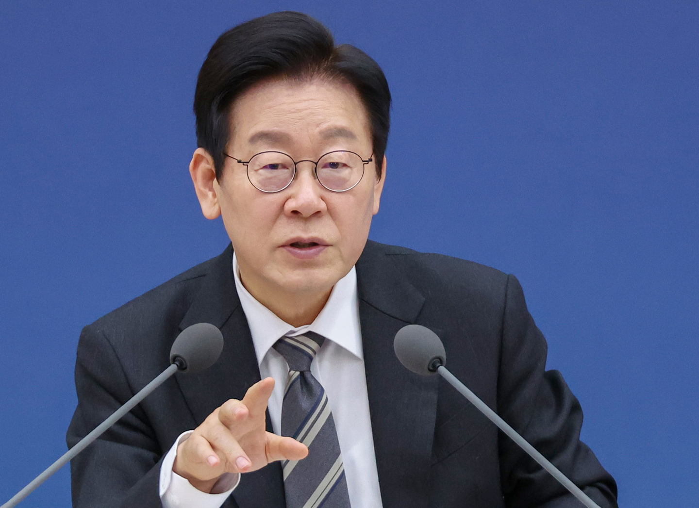 President Lee Jae Myung speaks during a policy briefing by the education ministry in the administrative city of Sejong on Dec. 15. [YONHAP]