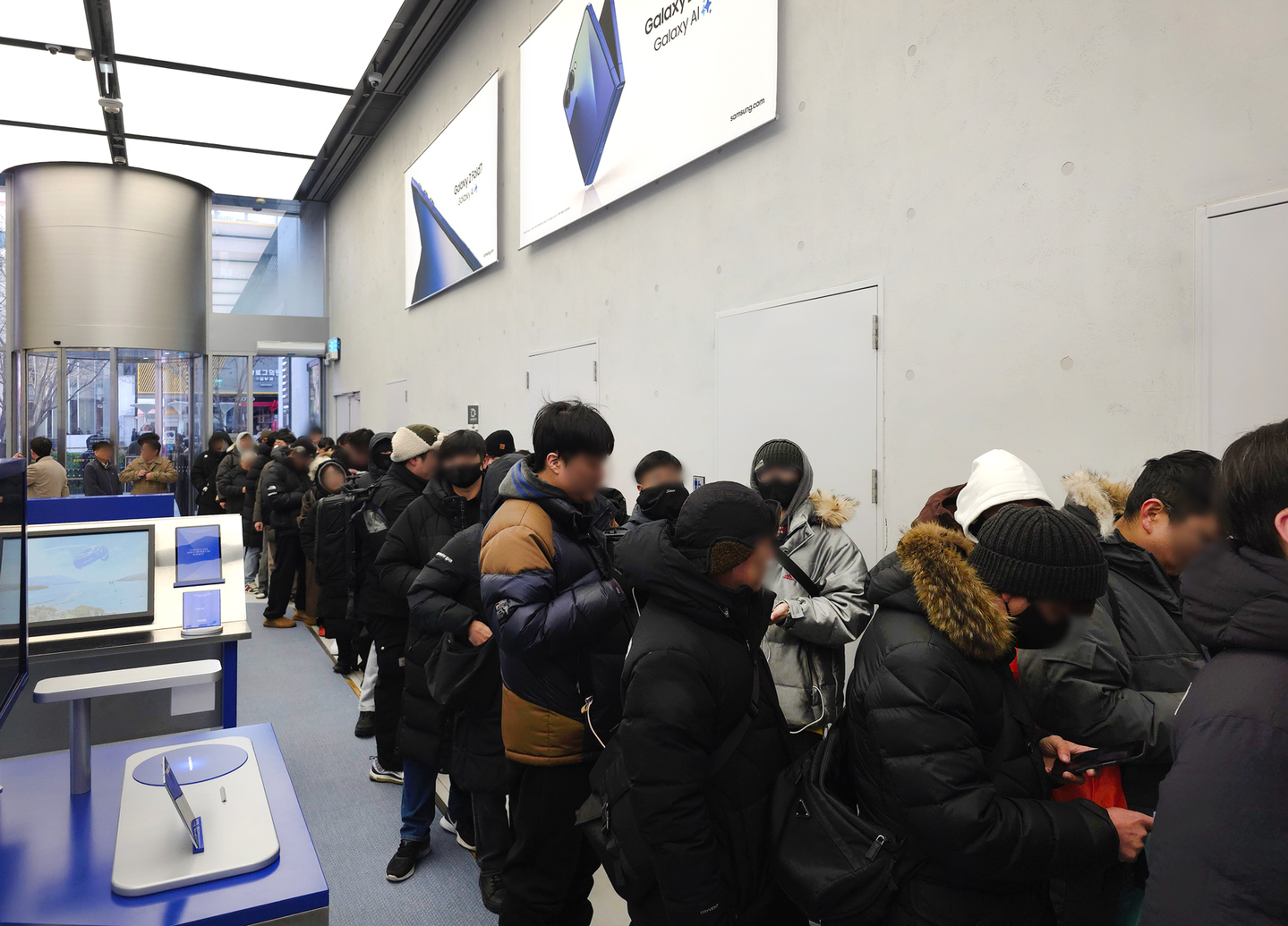 Customers line up to buy Samsung's Galaxy Z TriFold smartphone at the Samsung Gangnam store in Seocho District, southern Seoul on Dec. 12. [SAMSUNG ELECTRONICS]