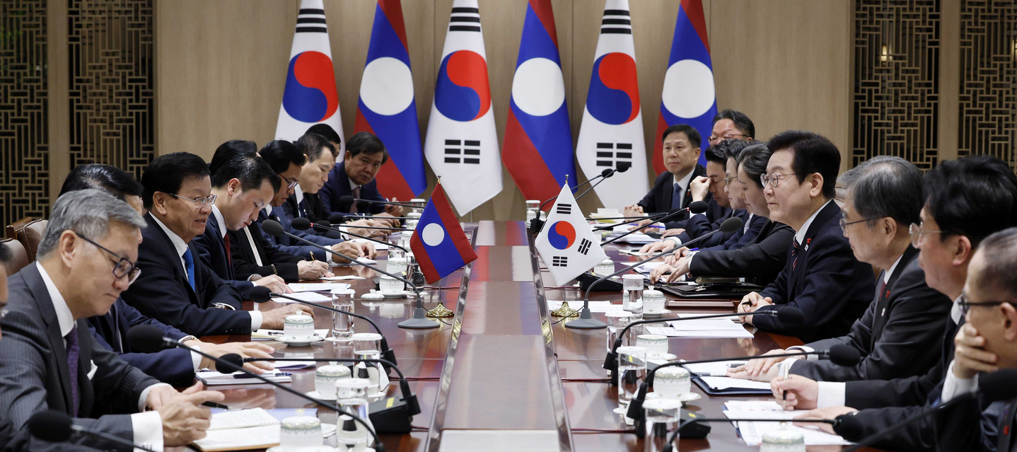 President Lee Jae Myung, fourth from right, and Laotian President Thongloun Sisoulith, third from left, are seen holding a summit at the presidential office in Yongsan, central Seoul, on Dec. 15. [JOINT PRESS CORPS]  