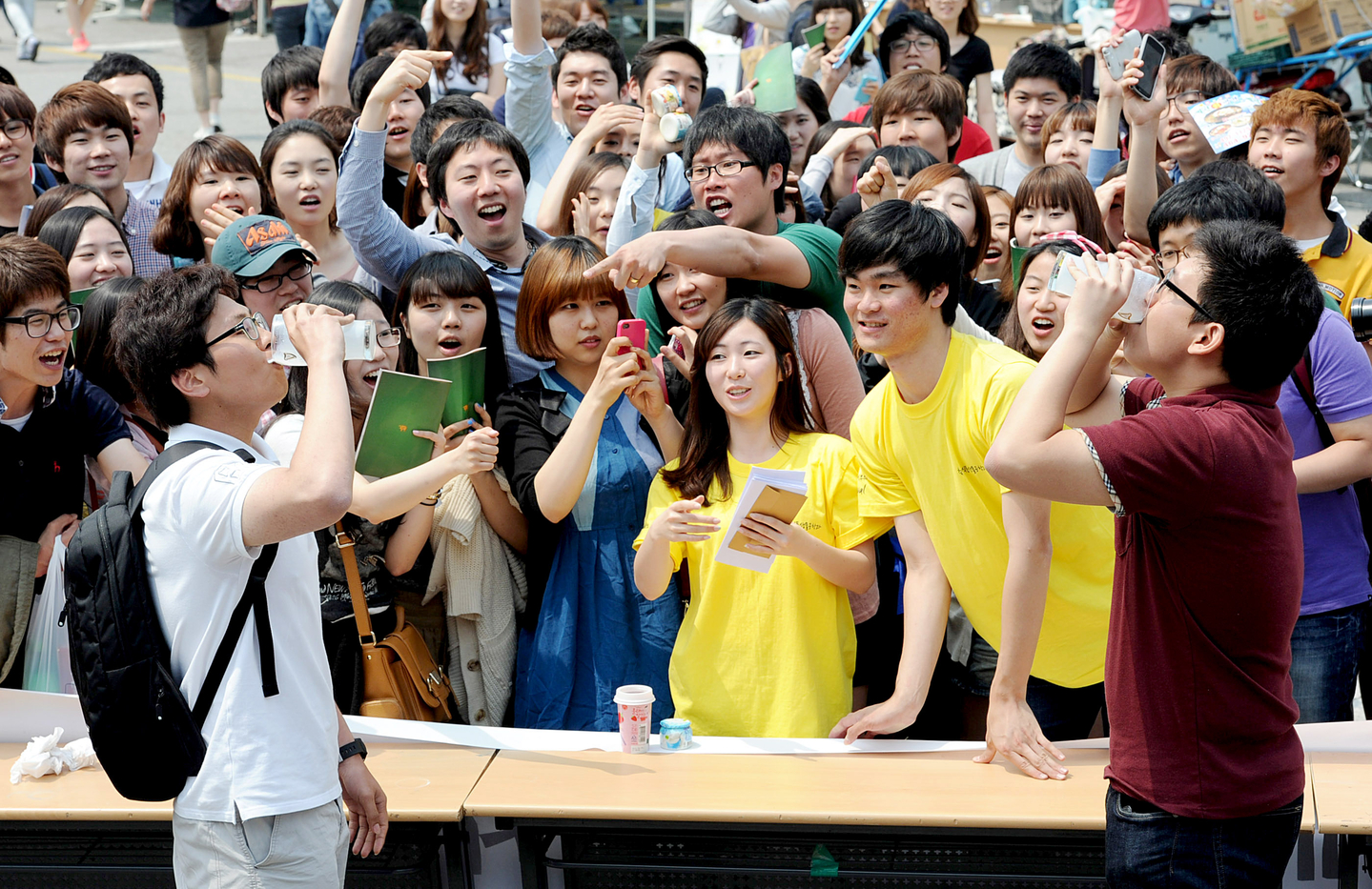 Students compete in a milk-chugging contest held as part of Konkuk University’s annual spring festival at the university's campus in Gwangjin District, eastern Seoul, on May 16, 2012. The festival also features an exhibition on dairy and meat products. [NEWS1]