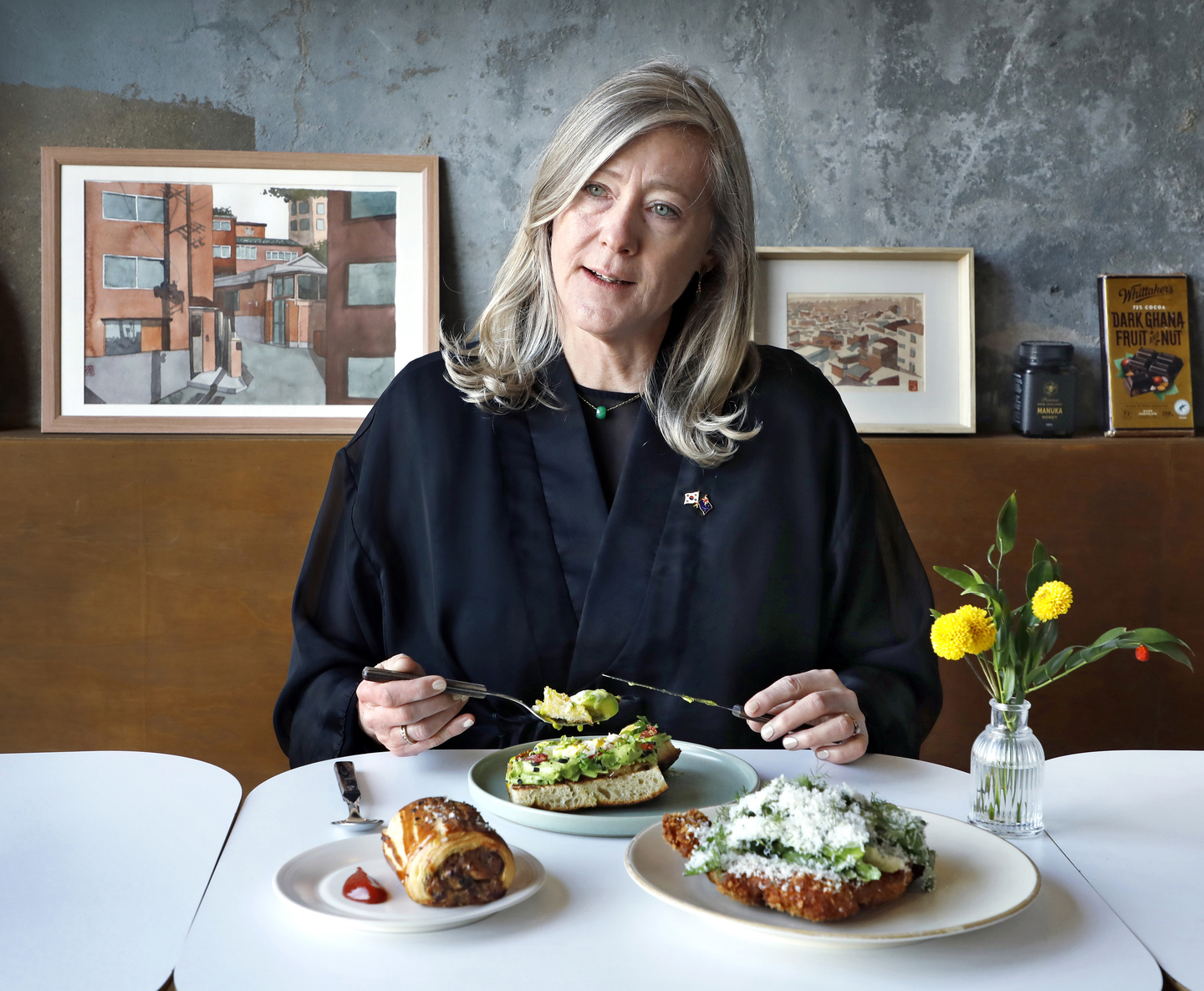 New Zealand Ambassador to Korea Dawn Bennet speaks during an interview with the Korea JoongAng Daily over a New Zealand-style brunch at Neighbours, a café-restaurant in Yongsan District, central Seoul, on Nov. 28. [PARK SANG-MOON]