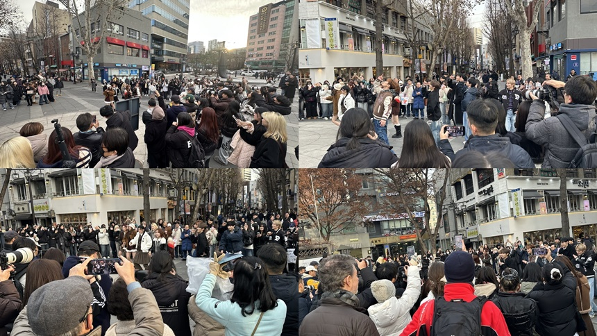 Passersby get a glimpse of K-pop groups TIOT and Kiiras in a flash mob in the Insa-dong area of Jongno District, central Seoul, on Dec. 12. [WORLD K-POP CENTER]
