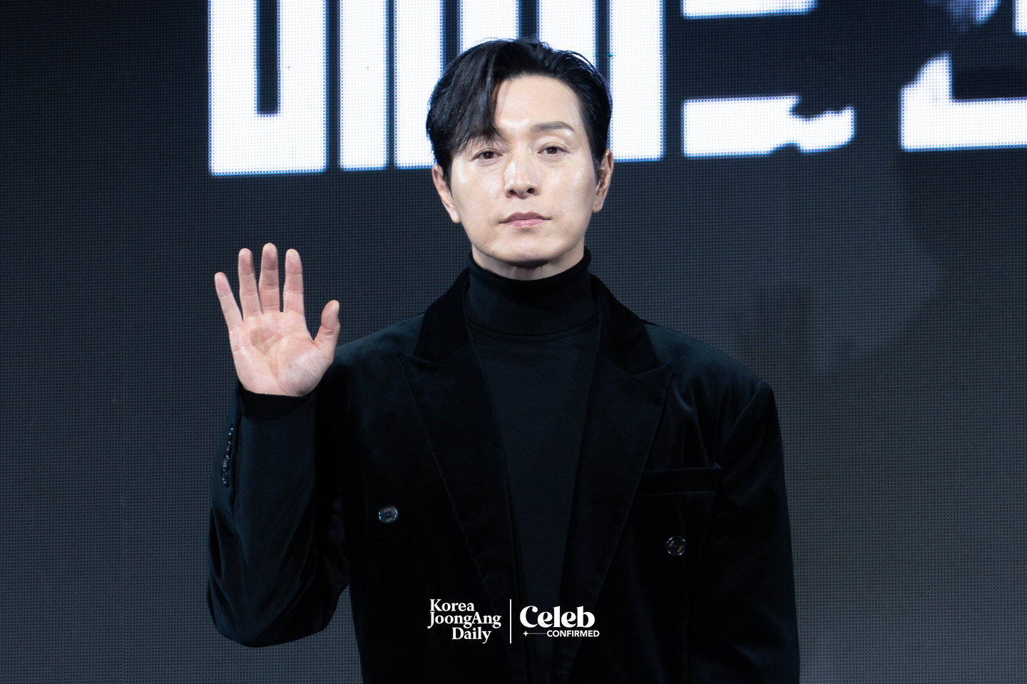Actor Jung Sung-il poses for photos during a press conference for the Disney+ series “Made in Korea” at the Grand InterContinental Seoul Parnas in southern Seoul on Dec. 15. [DANIELA GONZALEZ PEREZ]